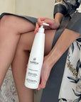 mujer aplicando Sensitive Lotion FARMA DORSCH en piernas hidratación calmante para piel sensible