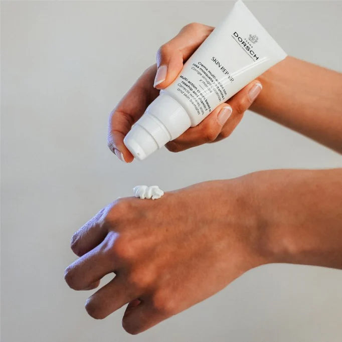 aplicación de Skin Repair FARMA DORSCH crema sobre la mano mostrando su textura y dosificación