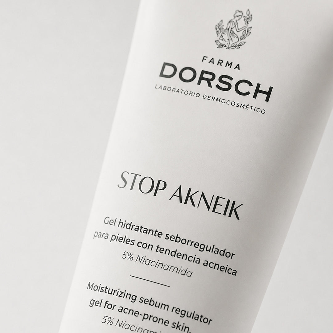 Envase de STOP AKNEIK de FARMA DORSCH, tratamiento facial para granos, imperfecciones y exceso de sebo.