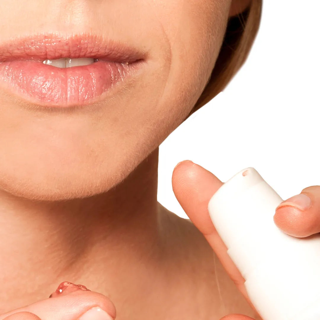 mujer aplicando Stop Akneik de FARMA DORSCH en el rostro tratamiento para piel con acné y control de imperfecciones