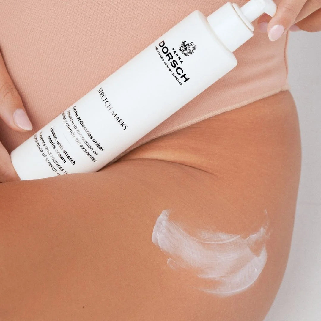 Aplicación de la crema antiestrías STRETCH MARKS de FARMA DORSCH en la zona de los glúteos. Tratamiento corporal que ayuda a prevenir y reducir la apariencia de estrías con fórmula de alta tolerancia para piel sensible. Textura cremosa y fácil absorción.