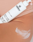 Aplicación de la crema antiestrías STRETCH MARKS de FARMA DORSCH en la zona de los glúteos. Tratamiento corporal que ayuda a prevenir y reducir la apariencia de estrías con fórmula de alta tolerancia para piel sensible. Textura cremosa y fácil absorción.