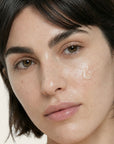 Mujer aplicando SUERUM de FARMA DORSCH en el rostro para hidratar, iluminar y mejorar la textura de la piel.