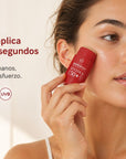 Mujer aplicando SUN STICK SPF50+ de FARMA DORSCH en el rostro para reforzar la protección solar diaria.