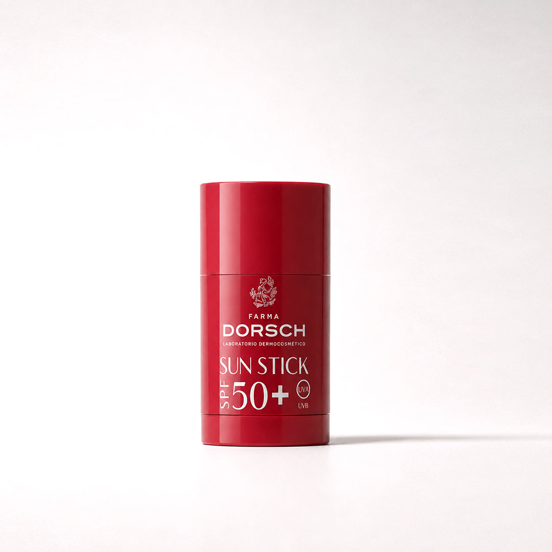 SUN STICK SPF50+ de FARMA DORSCH, protector solar facial en stick para proteger del sol, retocar y cuidar zonas sensibles.