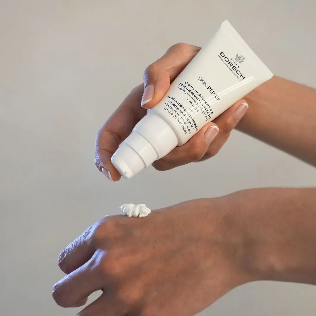 Textura de la crema Skin Repair de FARMA DORSCH. Una crema ultra reparadora con Rosa Mosqueta, Cacao, Vitamina F  y Factor de Crecimiento Epitelial