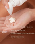 Aplicación en mano de la leche corporal ULTRA FIRM SKIN de FARMA DORSCH, mostrando su textura cremosa. El producto está diseñado para recuperar la firmeza y el tono de la piel, aportar hidratación, estimular la producción de colágeno y absorberse rápidamente.