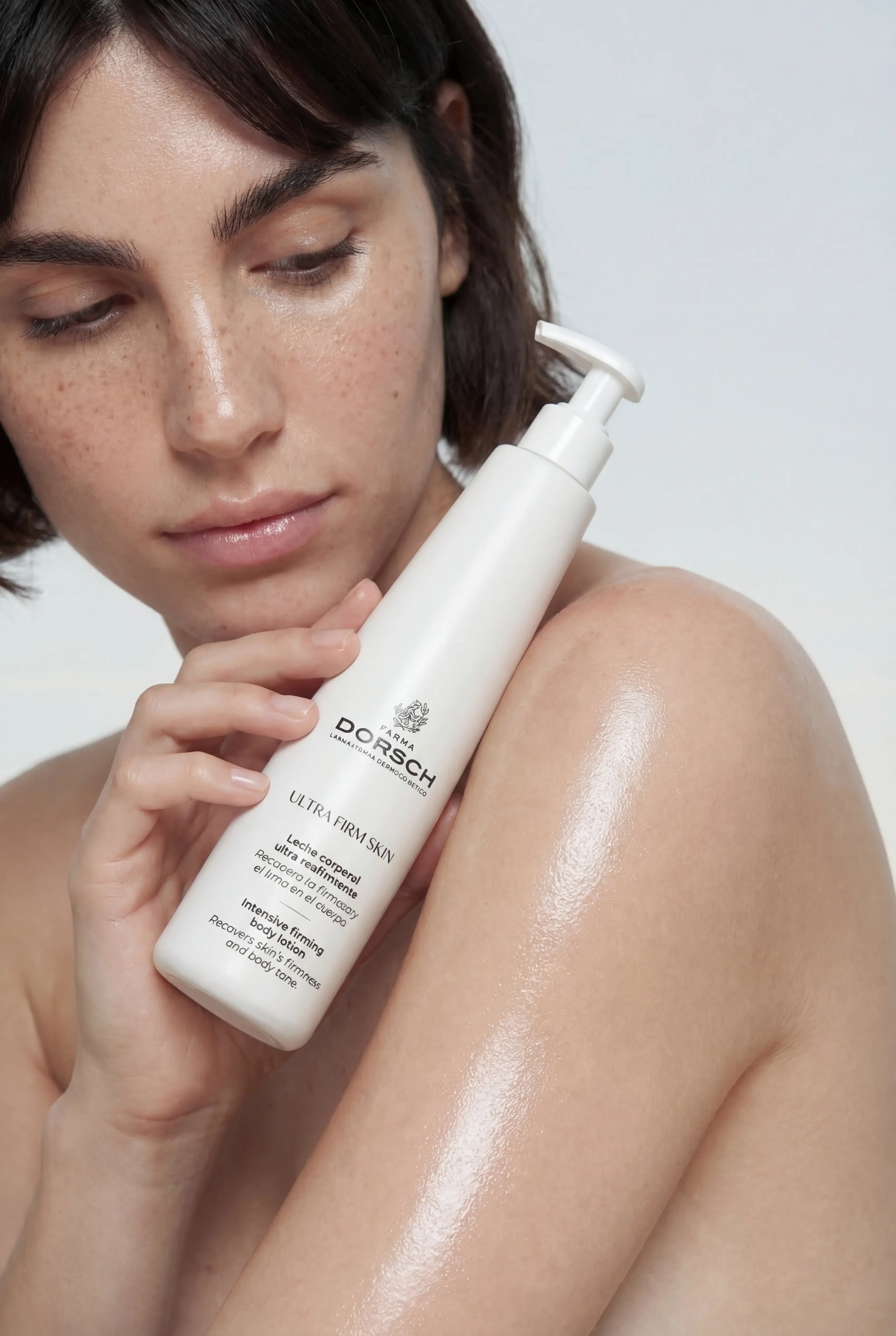 ULTRA FIRM SKIN de FARMA DORSCH, crema corporal reafirmante para mejorar la firmeza, elasticidad e hidratación de la piel.