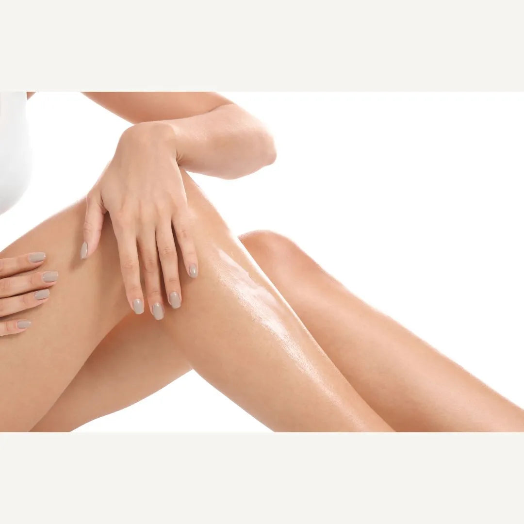 mujer aplicando Ultra Firm Skin FARMA DORSCH en piernas efecto reafirmante y piel más firme