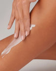 Persona aplicando Sensitive Lotion de Farma Dorsch en la piel de la pierna, mostrando la textura cremosa del producto., crema corporal para puel sensible, piel seca