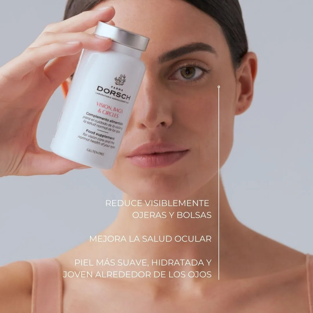 Mujer sosteniendo el complemento alimenticio VISION BAGS & CIRCLES de FARMA DORSCH, diseñado para reducir visiblemente bolsas y ojeras, mejorar la salud ocular y aportar hidratación y juventud a la piel del contorno de ojos. Producto sin gluten y formulado con ingredientes activos de alta eficacia.